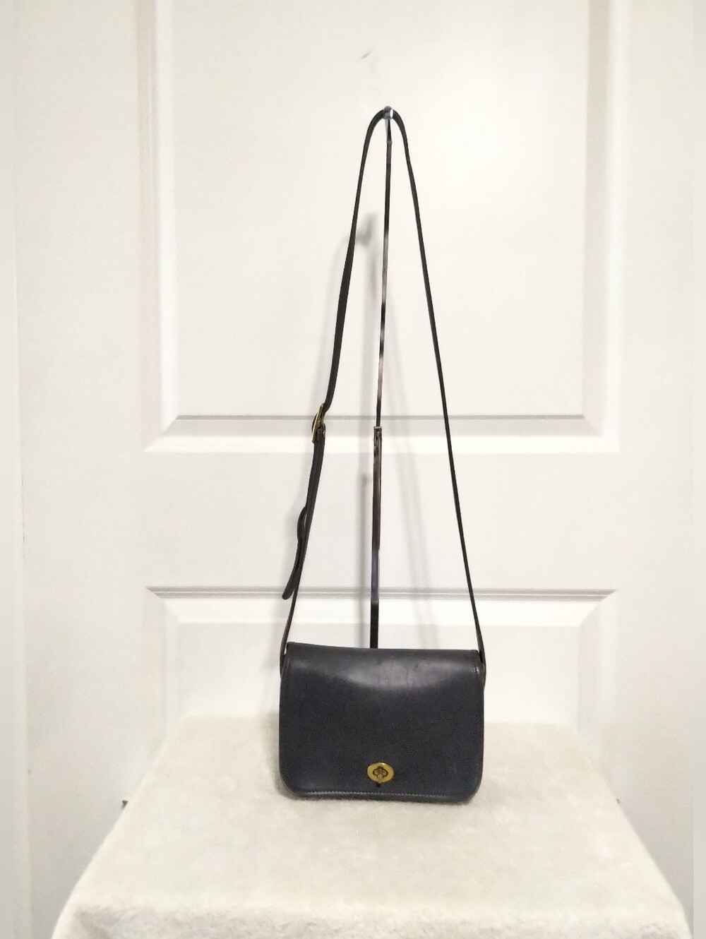 Vintage Laura USA Leather Turn-Lock Crossbody Bag